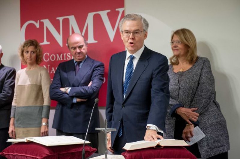 La vicepresidenta de la CNMV, Ana María Martínez-Pina, el ministro de Economía, Luis de Guindos, Sebastián Albella, nuevo presidente de la CNMV, y Elvira Rodríguez, expresidenta del organismo, en la toma de posesión